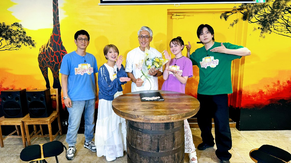 A tablet is shown, displaying a flow chart that says "PICAMA MAMOBNED" at it's heart with arrows extending to various labels.